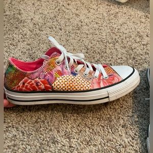 Women’s Size 8 Converse Pink Floral shoes.